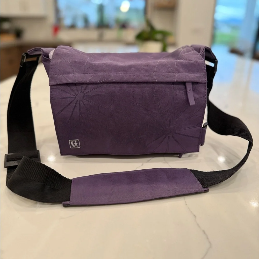 Golla “Sun” Purple Camera Bag Padded, Magnetic, Adjustable Strap Great Condition